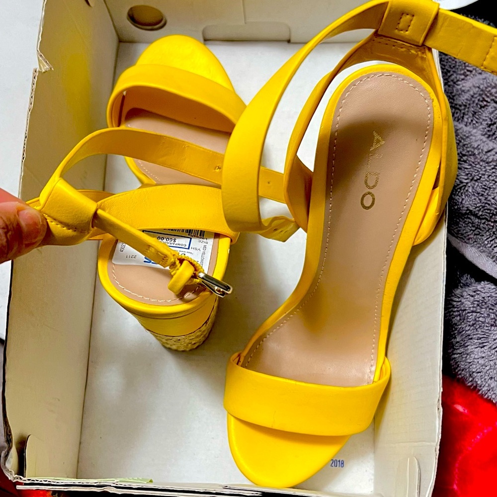 Never used . The color is yellow, kind of Gold color